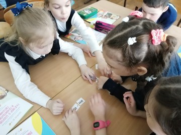 В 1Л классе прошло игровое занятие по теме «Кто жить умеет по часам…» : Фото №