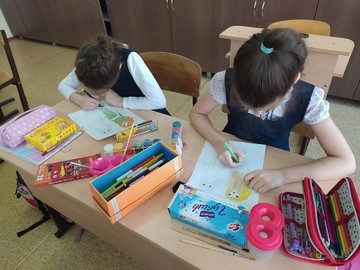 Ребята из кружка «Палитра» «примерили» на себя профессию «Дизайнер одежды» : Фото №