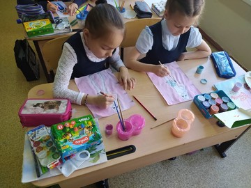 Ребята из кружка «Палитра» «примерили» на себя профессию «Дизайнер одежды» : Фото №