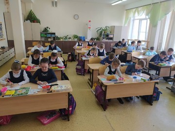 Ребята из кружка «Палитра» «примерили» на себя профессию «Дизайнер одежды» : Фото №