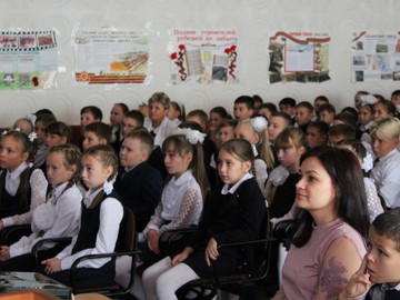 Киноурок «Три солнца» с учениками 4-ых классов провел Олег Дельман, депутат Госсовета ЧР : Фото №
