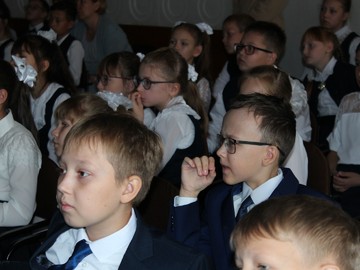 Киноурок «Три солнца» с учениками 4-ых классов провел Олег Дельман, депутат Госсовета ЧР : Фото №