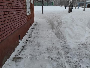 Уборка школьной территории от снега : Фото №