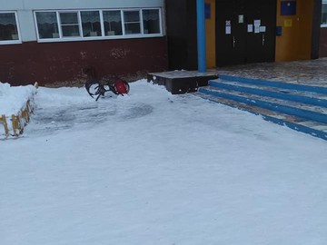 Уборка школьной территории от снега : Фото №