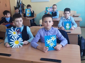 Во 2 Д классе прошла познавательная беседа «Ох, уж это 8 марта» : Фото №