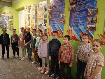 Ученики 1Л класса посетили школьный музейный уголок «Аллея Героев Чувашии» : Фото №