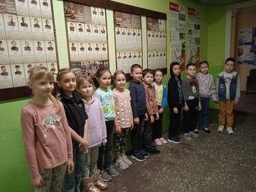 Ученики 1Л класса посетили школьный музейный уголок «Аллея Героев Чувашии» : Фото №