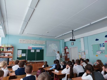 Школьный врач провела с учениками 4В класса беседу о туберкулезе : Фото №