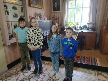 Ребята из онлайн-лагеря «Страна чудес» отметили Пушкинский день в Литературном музее : Фото №