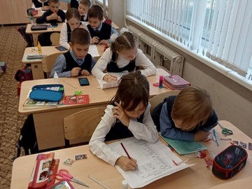 Ученики 2С класса вычисляют примерные расходы семьи на месяц : Фото №