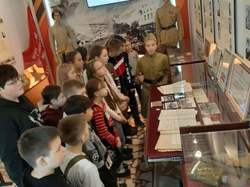 В рамках проекта «Школьный музей» ученики 4П класса посетили музей школы №37 : Фото №