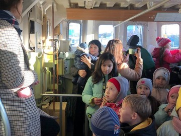 Юные краеведы 1А класса отправились на пограничный сторожевой корабль «Чебоксары» : Фото №