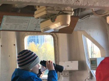 Юные краеведы 1А класса отправились на пограничный сторожевой корабль «Чебоксары» : Фото №