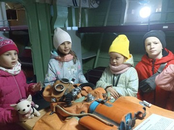 Юные краеведы 1А класса отправились на пограничный сторожевой корабль «Чебоксары» : Фото №