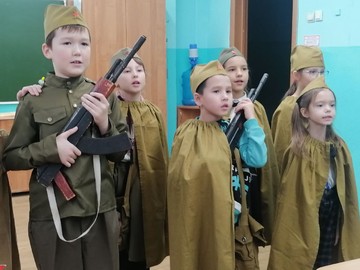 Театральная студия 2Т класса ведет подготовку пьесы в рамках патриотического месячника : Фото №