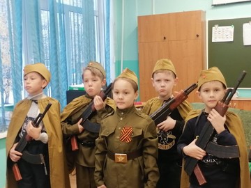 Театральная студия 2Т класса ведет подготовку пьесы в рамках патриотического месячника : Фото №
