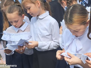 Первоклассники подарили выпускникам «Самолетик будущего» : Фото №
