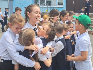 Первоклассники подарили выпускникам «Самолетик будущего» : Фото №