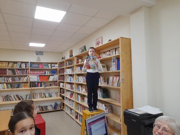 Юнкоры из 2Л класса готовят репортаж о библиотеке : Фото №