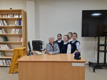 Юнкоры из 2Л класса готовят репортаж о библиотеке : Фото №
